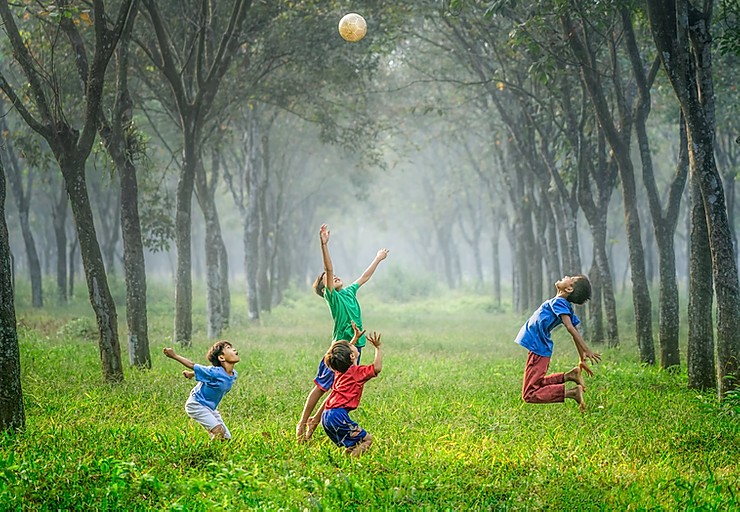 enfant-jouent-au-ballon-extérieur