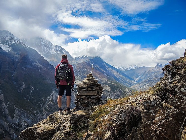 homme-devant-montagnes