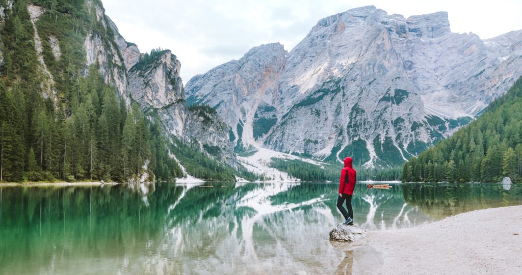 homme-randonneur-montagnes-lac