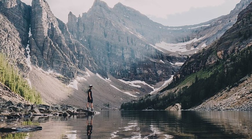 randonneurs-montagnes-voyage-outdoor