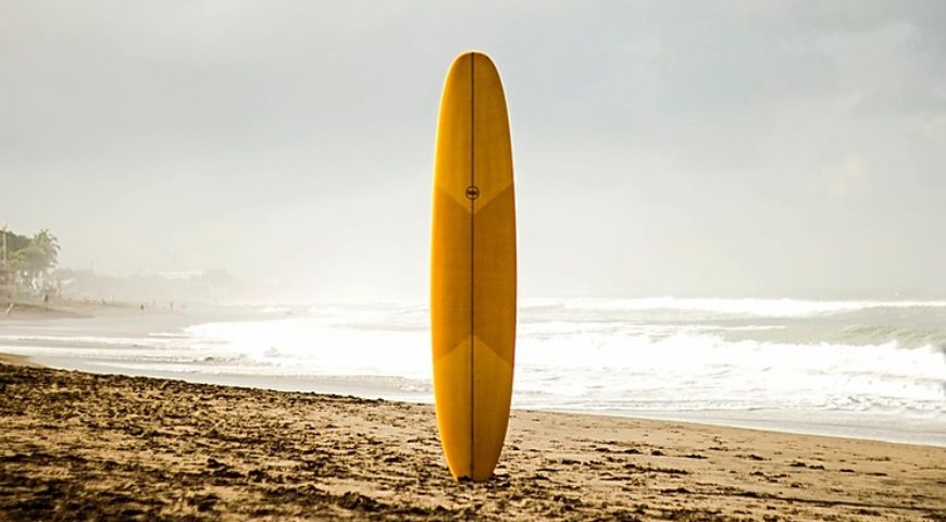 planche-de-surf-en-bois-couché-de-soleil