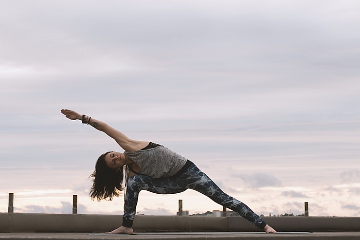 femme-qui-fait-du-yoga-dehors