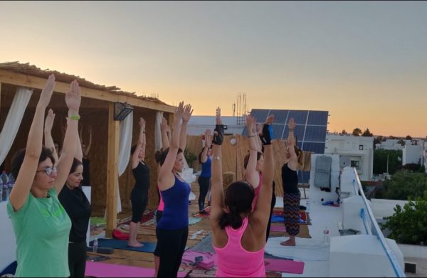 séance de yoga entre femmes à Hammamet en Tunisie