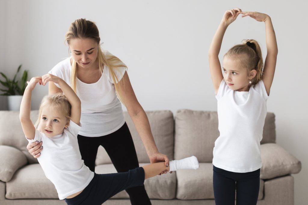 maman apprend le yoga à ses filles