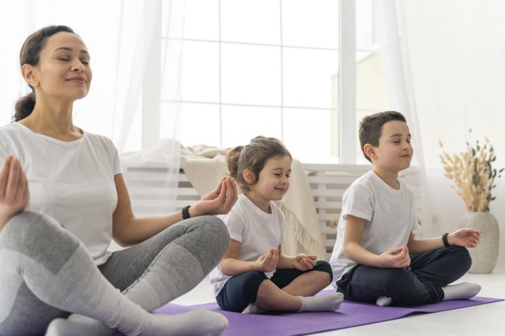 maman en position yoga avec ses enfants
