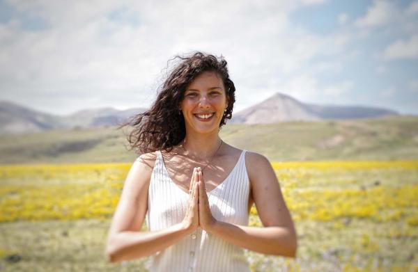 professeur de yoga durant la retraite de yoga randonnée au pays basque