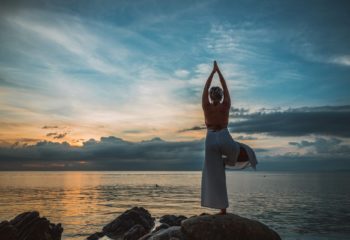 yoga-de-dos-face-à-la-mer