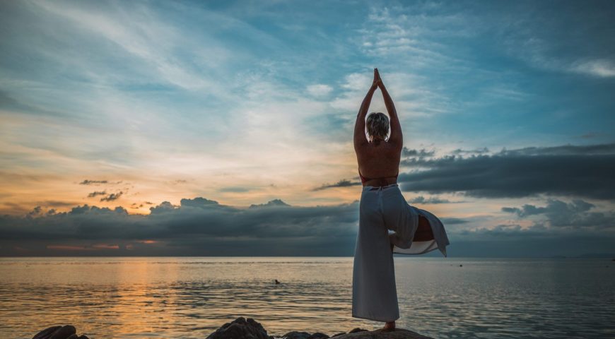 yoga-de-dos-face-à-la-mer